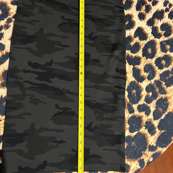 Sanctuary Camo Printed Skirt NWT XS New with tag - Picture 3 of 12